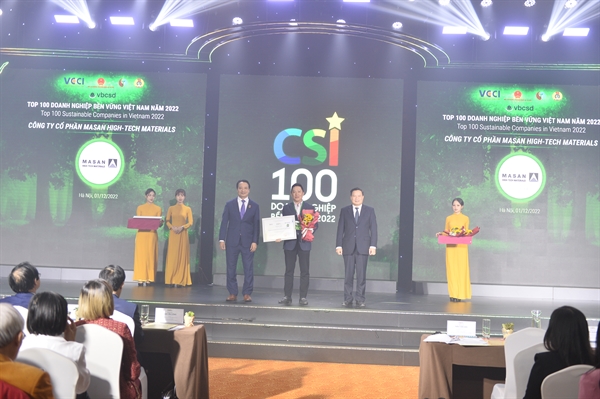 Representative of Masan High-Tech Materials receives the award of Top 100 Sustainable Enterprises in Vietnam 2022. Photo: Masan