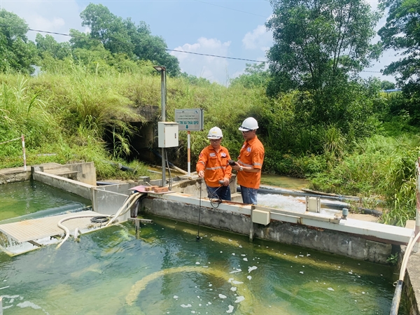 Engineers inspects water quality before discharge at Masan High-Tech Materials. Photo: Masan