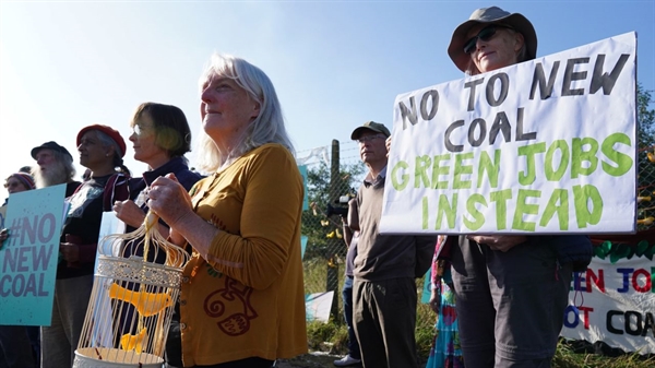 Đoàn người biểu tình khi dự án mở mỏ than được đề xuất vào tháng 9/2021. Ảnh: Getty Images.