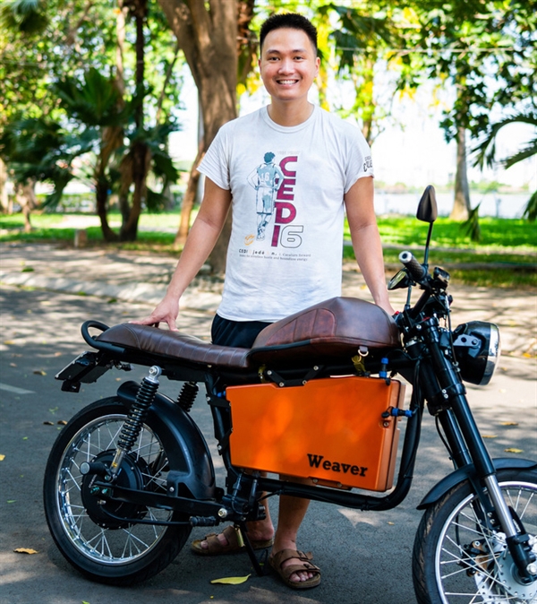 Sơn Nguyễn bên Weaver - sản phẩm đầu tiên của Dat Bike