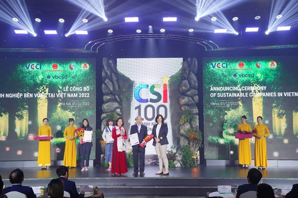 Ông Nguyễn Mạnh Thắng – Giám đốc đối ngoại đại diện Dược Hậu Giang nhận giải Top 100 doanh nghiệp phát triển bền vững