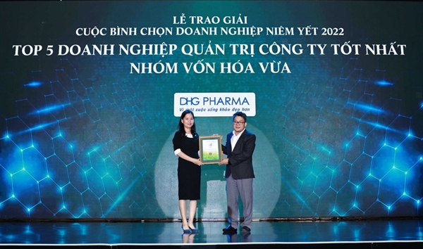 Bà Lê Thị Hồng Nhung – Giám đốc Tài chính đại diện Dược Hậu Giang nhận giải Top 05 doanh nghiệp quản trị công ty tốt nhất.