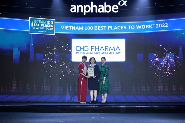 Bà Vũ Thị Hương Lan – Giám đốc Nhân sự đại diện Dược Hậu Giang nhận giải Top 100 nơi làm việc tốt nhất Việt Nam