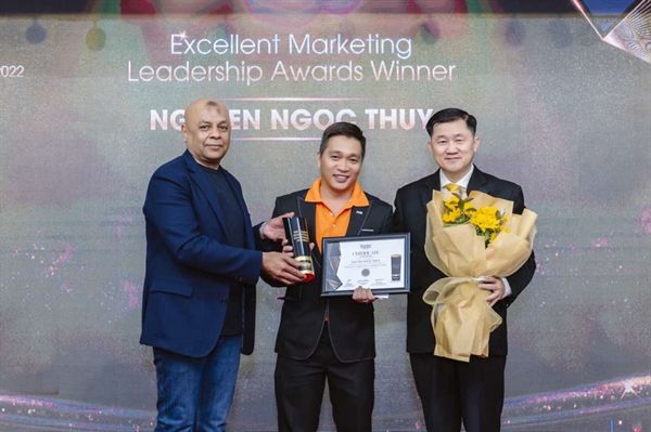 Ban tổ chức Kotler Awards Việt Nam trao giải hạng mục “Excellent Marketing leadership Award” cho Nguyễn Ngọc Thụy