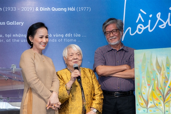 Bà Xuân Phượng (giữa) chia sẻ về triển lãm của Lotus Gallery tại 