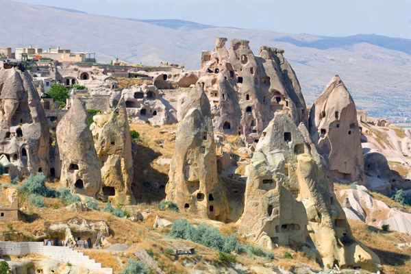 Trong suốt lịch sử loài người, đã có nhiều nền văn minh cổ đại làm việc và sinh sống dưới lòng đất, kể cả trong hang đọng như ở Cappadocia, Thổ Nhĩ Kỳ.