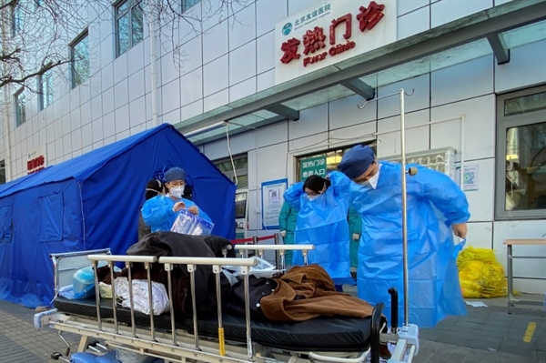 Các y tá sẵn sàng cho ca làm việc của họ bên ngoài phòng khám sốt tại một bệnh viện ở Bắc Kinh, khi dịch Covid tiếp tục gia tăng. Ảnh: Reuters