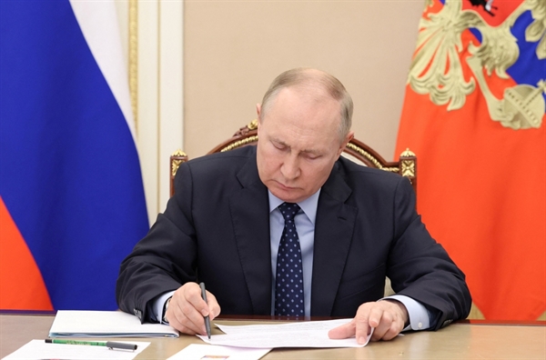 Tổng thống Nga Vladimir Putin đã ký sắc lệnh về các biện pháp đáp trả đối với trần giá dầu do phương Tây áp đặt. 