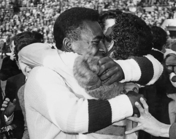 Pele ôm đồng đội sau khi Brazil đánh bại Tiệp Khắc 3-1 trong trận chung kết World Cup 1962, Estadio Nacional, Santiago, Chile, ngày 17 tháng 7 năm 1962. Pele bỏ lỡ trận chung kết vì chấn thương. (Những hình ảnh đẹp)
