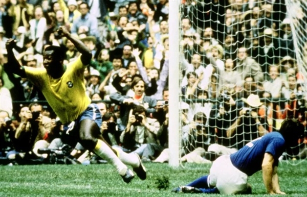 Brazil v Italy - Estadio Azteca, Mexico City: Pele ăn mừng sau khi ghi bàn mở tỷ số trận chung kết World Cup 1970. (Hình ảnh hành động / Hình ảnh thể thao)