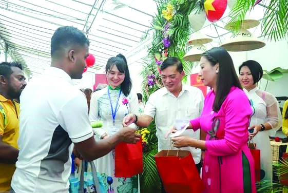 Hoạt động tham dự lễ hội của Ban Liên lạc đã nhận được sự ủng hộ và hỗ trợ thiết thực của Đại sứ quán Việt Nam tại Singapore. Ảnh: TTXVN