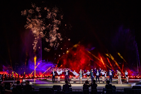 Màn biểu diễn kết hợp đầy cảm xúc giữa Bằng Kiều – Thu Phương – Hà Anh Tuấn kết hợp nhạc nước và pháo hoa rực rỡ đánh dấu thời khắc đầu tiên của năm mới 2023