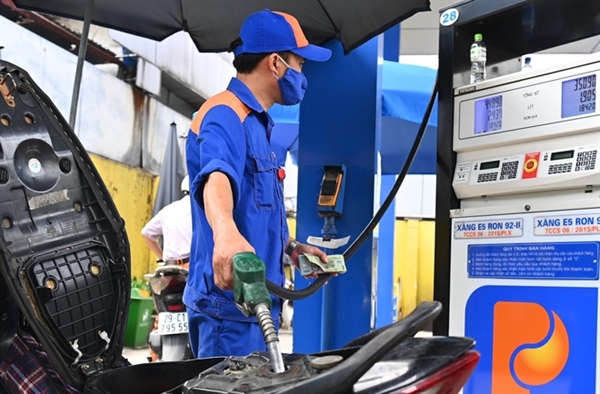 Giá xăng dầu tăng mạnh gây áp lực lớn đến nỗ lực kiểm soát lạm phát tại Việt Nam. 