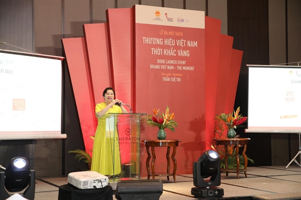 Bà Trần Tuệ Tri, tác giả quyển sách “Thương hiệu Việt Nam - thời khắc vàng” chia sẻ tại sự kiện.