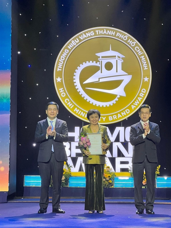 Bà Cao Thị Ngọc Dung – Chủ tịch HĐQT PNJ vinh dự đón nhận Giải thưởng Thương Hiệu Vàng từ UBND Thành phố