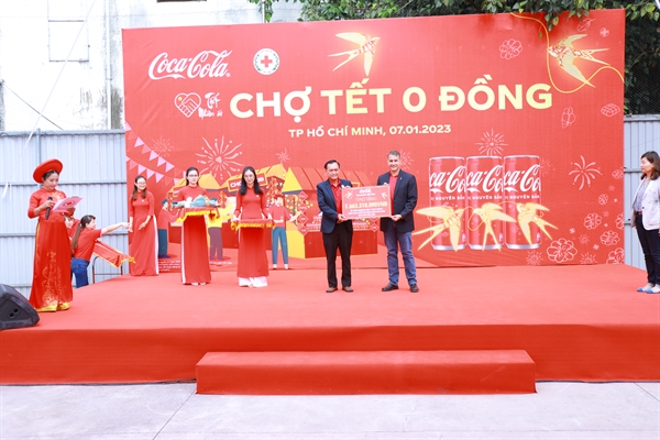 Coca-Cola hỗ trọ hơn 1 tỉ đồng cho bà con Việt Nam