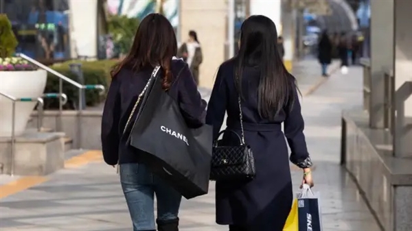 Những chiếc túi hàng hiệu dễ dàng được bắt gặp trên đường phố Seoul, Hàn Quốc. Ảnh: CNBC.