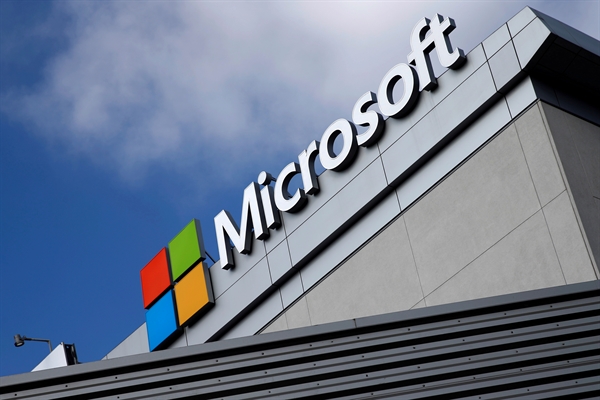 Microsoft bất ngờ thông báo sẽ sa thải 10.000 nhân sự vào hôm thứ 4. Ảnh: Reuters.