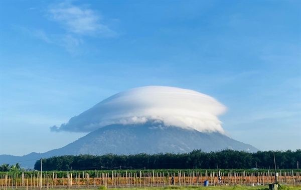 Hiện tượng Lạp Vân - “mây đội mũ cho núi” cực hiếm.
