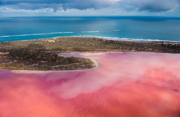 Nếu bạn yêu tất cả những thứ màu hồng, hãy đến Nam Úc, nơi Hồ Macdonell và Hồ Bumbunga thực sự có màu hồng tươi. Nồng độ muối cao, tảo và vi khuẩn màu hồng gọi là halobacteria tạo nên màu sắc độc đáo này cho các hồ.