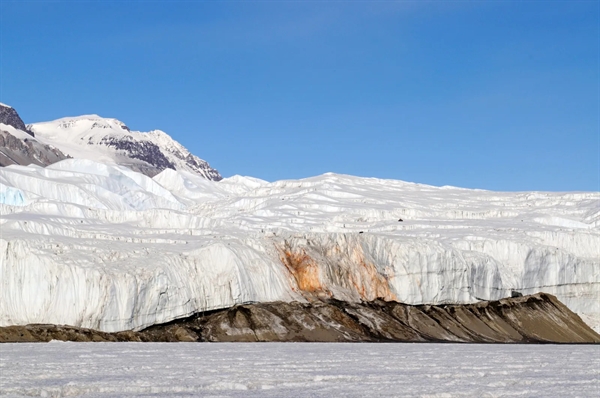 Thác máu của sông băng Taylor được đặt tên như vậy vì màu đỏ đậm của chúng. Trong nhiều năm, nguồn gốc của nó vẫn là một bí ẩn nhưng vào năm 2017, các nhà khoa học đã phát hiện ra rằng sắt bị oxy hóa trong nước mặn tạo ra màu đỏ đậm. Nó có thể trông đáng sợ, nhưng đơn giản đó là khoa học.