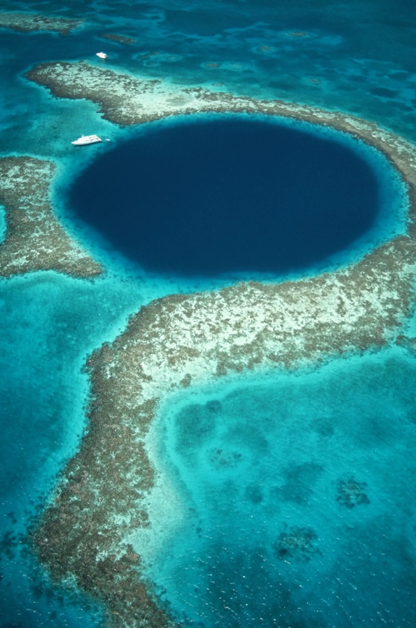 Great Blue Hole là một hố sụt biển khổng lồ ngoài khơi bờ biển Belize . Hình cầu vực thẳm xanh thẳm gần như hoàn hảo này được hình thành trong kỷ băng hà khi mực nước từng thấp hơn đáng kể. Ngày nay, nó đã phát triển rộng lớn hơn và là một khu vực lặn nổi tiếng