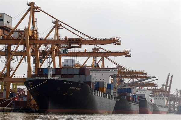 Tàu chở hàng chất đầy container tại Bangkok. Thái Lan đang giảm thuế cho các doanh nghiệp nước ngoài trong quá trình phát triển Hành lang kinh tế phía Đông. Ảnh: Reuters