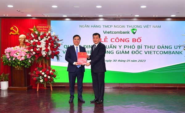 Ông Phạm Quang Dũng - Chủ tịch HĐQT Vietcombank (bên phải) trao quyết định bổ nhiệm Tổng giám đốc Vietcombank cho ông Nguyễn Thanh Tùng