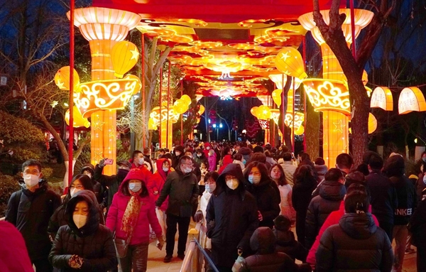 Lễ hội đèn lồng ở Tế Nam, tỉnh Sơn Đông, đã thu hút hơn 350.000 du khách trong kỳ nghỉ Tết Nguyên đán. Ảnh: Tân Hoa Xã.