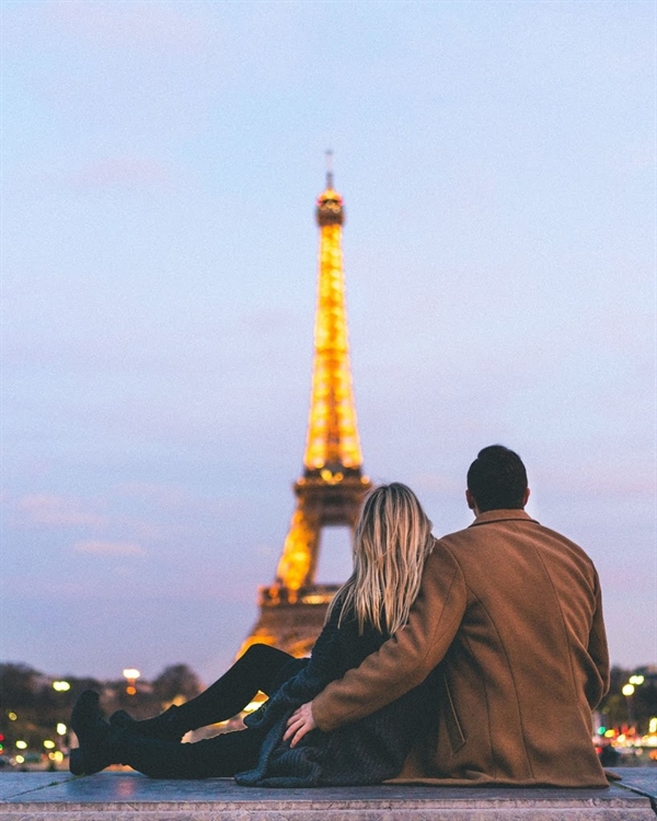 Được mệnh danh là thành phố của tình yêu, Paris được cho là một trong những điểm đến lãng mạn nhất trong ngày Valentine. Không thiếu những điều lãng mạn để làm ở thành phố tình yêu, đặc biệt là vào Ngày lễ tình nhân. Paris được ban tặng cho nghệ thuật độc đáo, ngôn ngữ gợi cảm của Pháp và kiến trúc đầy mê hoặc. Du thuyền hoặc đi dạo dọc theo Sông Seine để thưởng ngoạn khung cảnh ngoạn mục của Nhà thờ Đức Bà và Bảo tàng Orsay. Ghé thăm bức tường tình yêu, nằm ở Quảng trường Jehan Rictus Place des Abbesses ở Montmartre, cho phép bạn nhìn thấy dòng chữ 'I Love You' bằng 250 ngôn ngữ khác nhau. Bạn có thể ghé thăm tượng đài này và nói với tình yêu của bạn rằng bạn yêu họ bằng cách đọc các từ. Đừng quên tận hưởng bữa tối lãng mạn gần tháp Eiffel trong khi tận hưởng ánh sáng vàng được chiếu sáng bởi 20.000 bóng đèn. Ảnh:  Traveladvo
