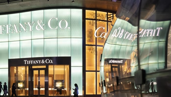 Một cửa hàng Tiffany & Co ở khu vực Orchard của Singapore, nơi nổi tiếng với các trung tâm mua sắm sang trọng và câu lạc bộ tư nhân. Ảnh: Bloomberg.