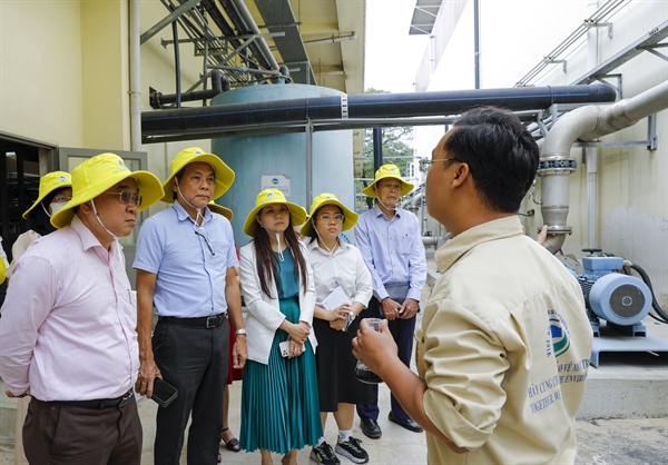 Các thành viên Huba tham quan dây chuyền xử lý nước rỉ rác. Ảnh: T.T