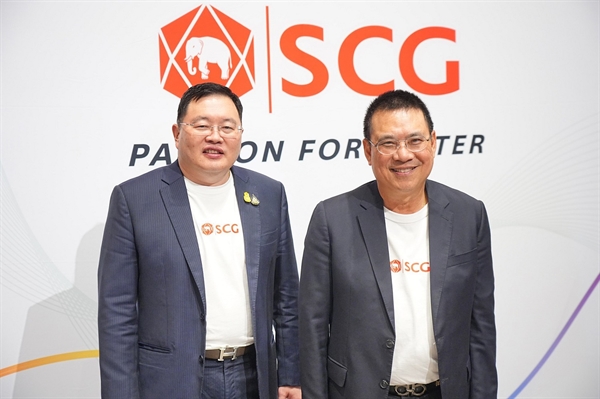 Ông Roongrote Rangsiyopash, Chủ tịch kiêm Giám đốc Điều hành của tập đoàn SCG (bên phải) và ông Thammasak Sethaudom, Phó chủ tịch Điều hành của tập đoàn SCG (bên trái)