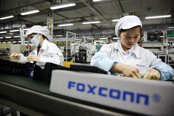 Foxconn của Đài Loan trở thành nhà sản xuất điện tử theo đơn đặt hàng lớn nhất thế giới.