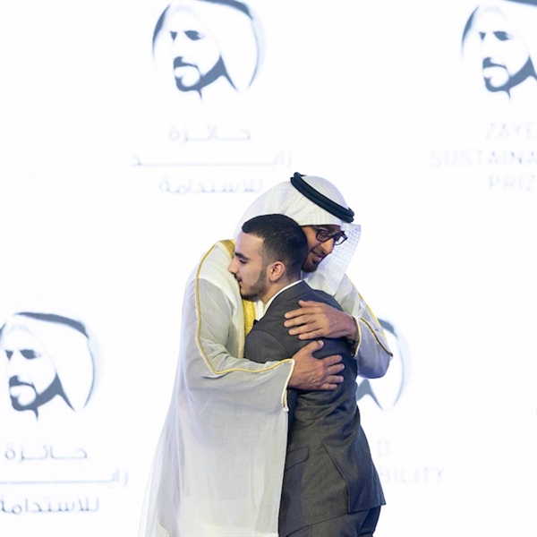 Giải thưởng Bền vững Zayed là giải thưởng tiên phong toàn cầu của UAE về tính bền vững, và nhằm tôn vinh người sáng lập quá cố của UAE, Sheikh Zayed bin Sultan Al Nahyan.
