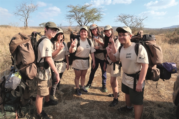 Chuyến đi Nam Phi của Tổ chức WFA năm 2019 của Juliet Bảo Ngọc Doling (thứ 2 bên phải qua) và các bạn đại sứ trẻ. Ảnh: TL.