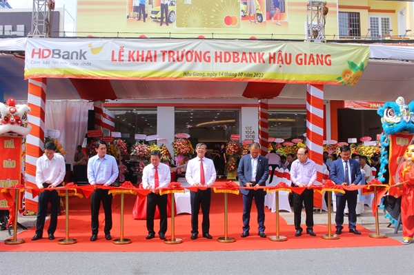 Hình 1: Nhân dịp khai trương HDBank Hậu Giang (tháng 10/2022), HDBank trao tặng 2 căn nhà tình thương cho hộ cận nghèo trên địa bàn tỉnh