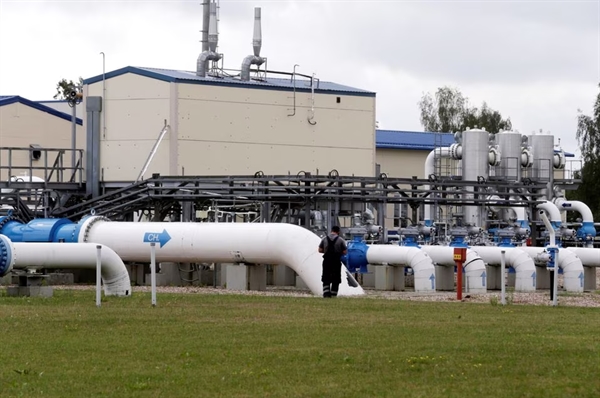 Toàn cảnh các đường ống từ cơ sở lưu trữ khí đốt dưới lòng đất của Latvijas Gaze ở Incukalns, ngày 12 tháng 8 năm 2014. REUTERS/Ints Kalnins/File Photo