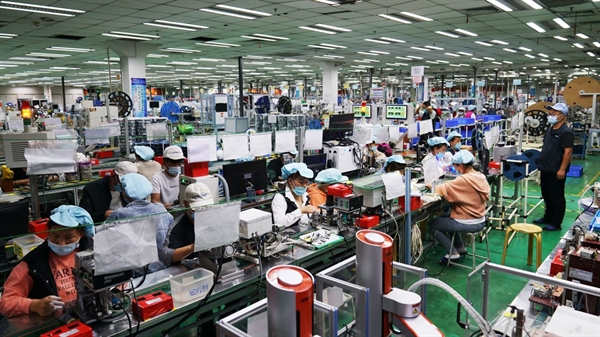 Công nhân tại một nhà máy của Foxconn ở huyện Zhongmu, thành phố Trịnh Châu, tỉnh Hà Nam, Trung Quốc. Ảnh: Getty Images.