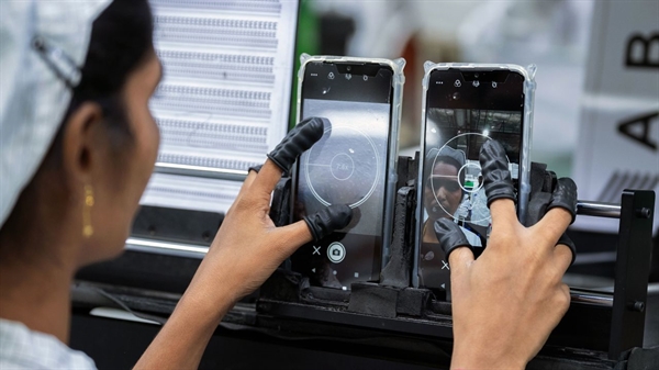 Một nhân viên kiểm tra chất lượng camera của điện thoại di động trên một dây chuyền lắp ráp tại một đơn vị của Foxconn Technology Co., ở Sri City, Andhra pradesh, Ấn Độ.