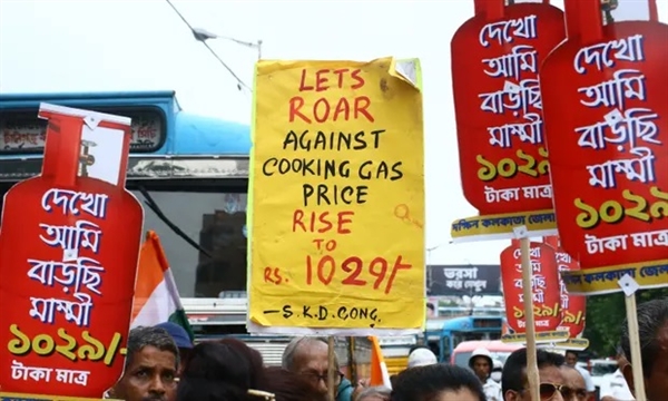 Một cuộc biểu tình chống tăng giá năng lượng ở Kolkata, Ấn Độ. Ảnh: Dipa Chakraborty