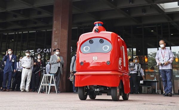 Tại Nhật, robot giao hàng đang được thử nghiệm ở Tokyo và thành phố Fujisawa gần đó.