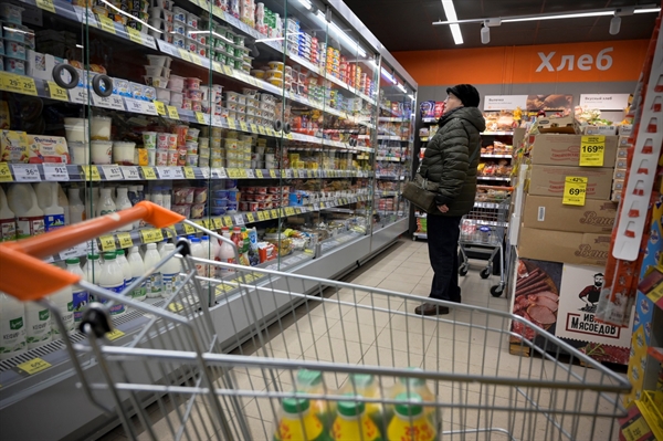 Một phụ nữ mua sắm tại một siêu thị ở Moscow.Nhiếp ảnh gia: Natalia Kolesnikova/AFP/Getty Images