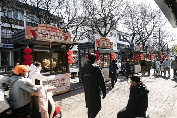 Quầy xét nghiệm Covid chuyển thành quầy bán đồ ăn ở Tô Châu, Trung Quốc, ngày 25/1.