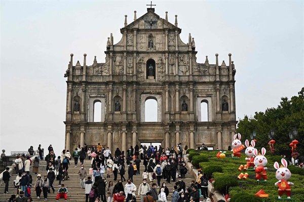 Khách du lịch tại Ruins of St. Paul's ở Macau, ngày 17 tháng 1