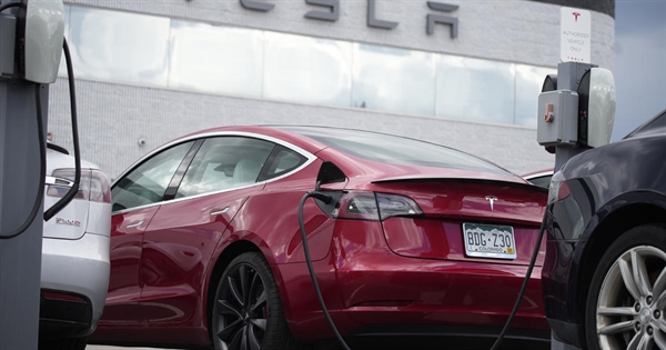 Tập đoàn Tesla thông báo sẽ thu hồi 362.758 sản phẩm đã tung ra thị trường ở Mỹ. Ảnh: CBS News.