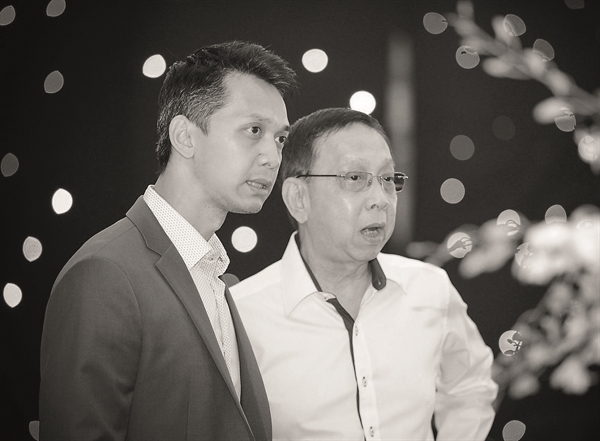 Ông Trần Mộng Hùng và ông Trần Hùng Huy - hai lãnh đạo của ACB qua các thời kỳ.