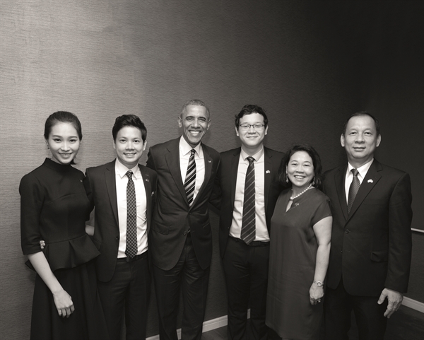 Cựu Tổng thống Mỹ Barack Obama chụp hình với gia đình bà Dương Thanh Thủy tại buổi gặp gỡ doanh nghiệp Việt Nam tháng 5/2016.