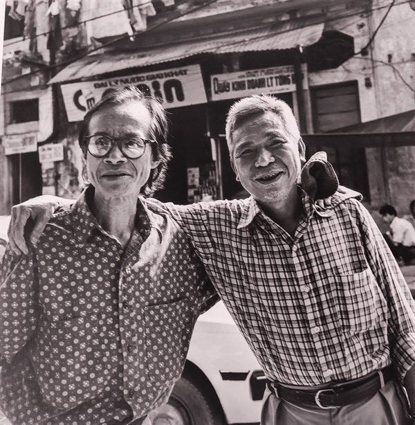 Gặp gỡ tình cờ nhà thơ Lê Đạt trên phố Lý Quốc Sư, Hà Nội. 1994