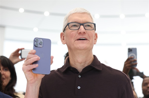 Tim Cook with the iPhone 14 Pro Max. Ảnh: Justin Sullivan